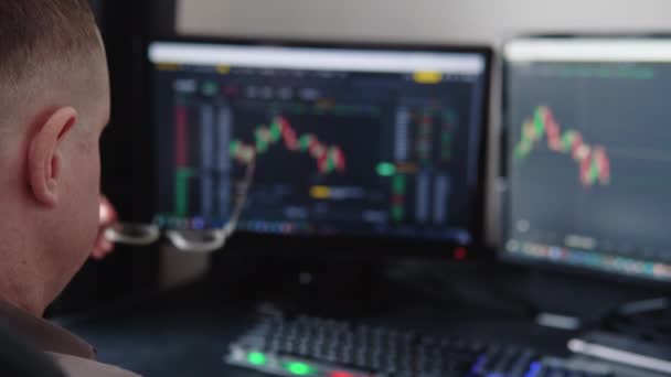交易员正在与多个计算机屏幕一起工作 这些屏幕充满了图表和数据分析以及股票经纪人的在线交易 比特币和股票市场交易的概念 — 图库视频影像