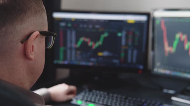 Bearded Man Trader Wearing Eyeglasses Sitting Desk Office Monitoring Stock — Video