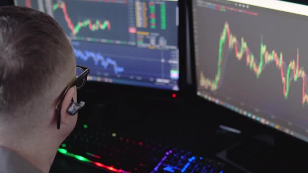 Аналитик Инвесторов Crypto Trader Помощью Компьютера Анализирующего Цифровые Графики Торговли — стоковое видео