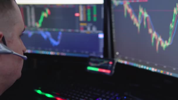 Stressato Uomo Affari Crypto Trader Broker Investitore Analizzando Mercato Azionario — Video Stock