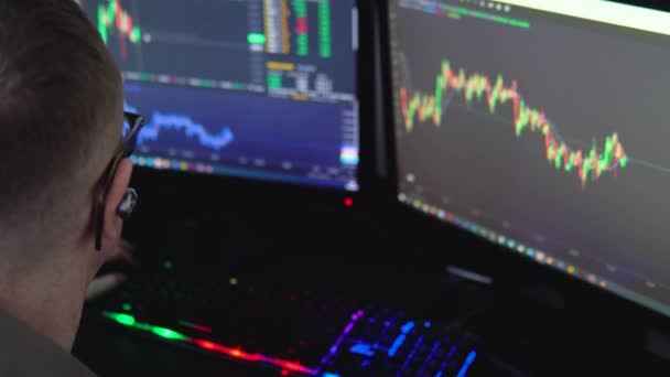 Szczęśliwy Makler Siedzi Obok Monitora Danymi Kryptowaluta Wykresie Rynku Finansowego — Wideo stockowe