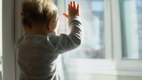 Lächeln Baby Steht Weißem Zimmer Hause Der Nähe Von Fenster — Stockvideo
