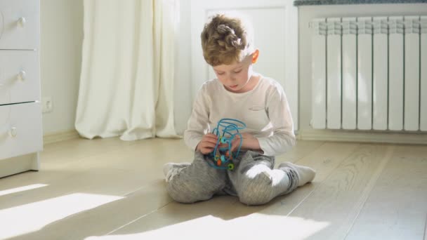 Kleine Jongen Spelen Onderwijs Speelgoed Vloer Kinderkamer — Stockvideo