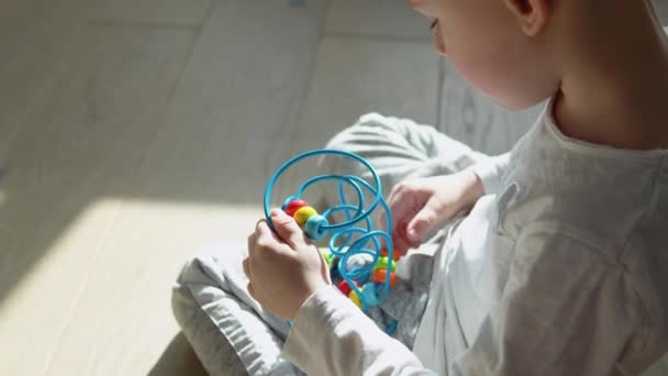 Mały Chłopiec Bawiący Się Logiczną Zabawkę Edukacyjną Podłodze Przedszkolu — Wideo stockowe