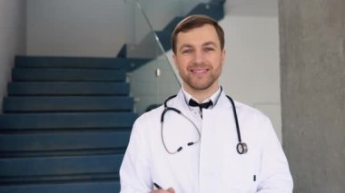 İş yerinin yakınındaki klinikte baş parmağı olan bir erkek doktor. Hastanede mükemmel bir tıbbi hizmet. Tıp ve sağlık hizmetleri kavramı