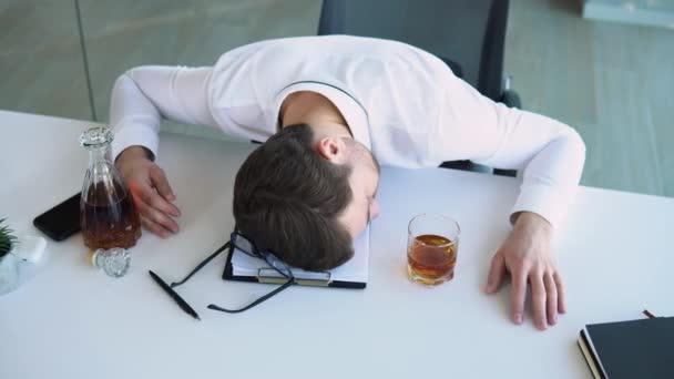 Alkoholismus Trinkkonzept Betrunkener Mitarbeiter Schläft Arbeitsplatz Hält Glas Mit Alkohol — Stockvideo
