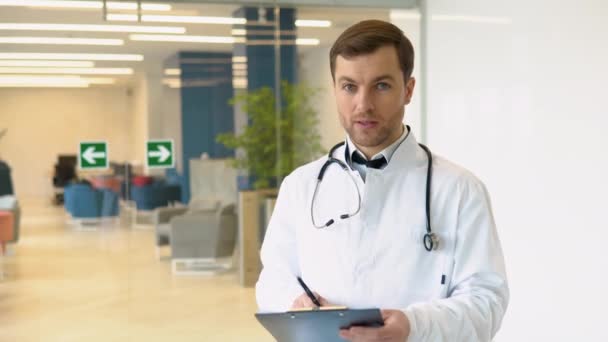 Arzt Lädt Zur Behandlung Eine Moderne Klinik Ein — Stockvideo