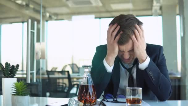 Πράγματα Χειροτερεύουν Δυσκολίες Στη Δουλειά Απογοητευμένος Νεαρός Επιχειρηματίας Που Πίνει — Αρχείο Βίντεο