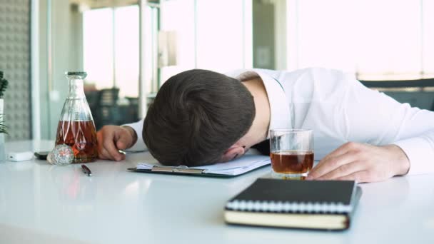 Alkolizm Içki Konsepti Yerinde Uyuyan Sarhoş Çalışan — Stok video