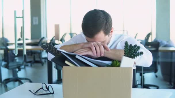 Empregado Está Caixa Despedimento Homem Por Demissão Tipo Perdeu Emprego — Vídeo de Stock