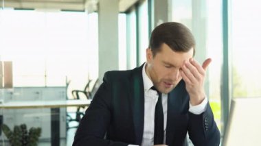 bilgisayar başında oturan depresif iş adamı