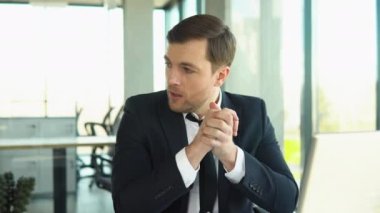 bilgisayar başında oturan depresif iş adamı