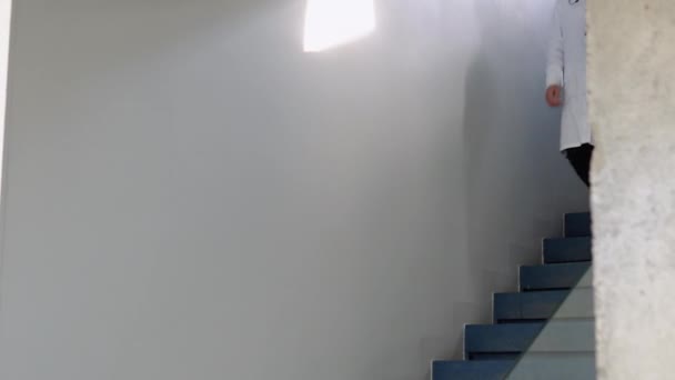 Fiatal Figyelmes Férfi Orvos Lemegy Lépcsőn Modern Kórházban Orvos Sétál — Stock videók