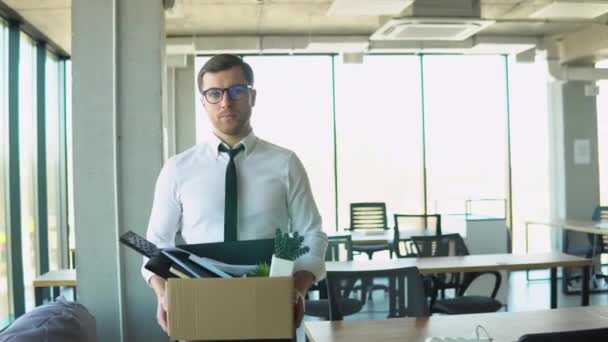 Tråkigt Att Avskedade Arbetare Tar Med Sig Kontorsmaterial Från Kontoret — Stockvideo