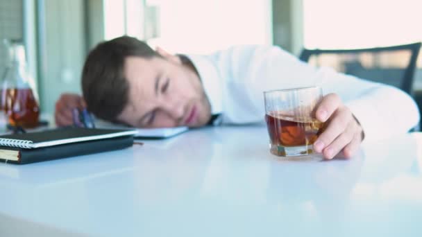 Alcoholism Drinking Concept Drunk Employee Sleeping Working Place Holding Glass — Vídeos de Stock