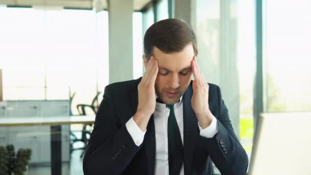 筋肉の緊張に苦しむ若い男をストレス 原因コンピュータの過労や鎮静作業ライフスタイルに痛みを伴う頭の感情を持っています 疲れている従業員はオフィスでの仕事に圧倒される — ストック動画