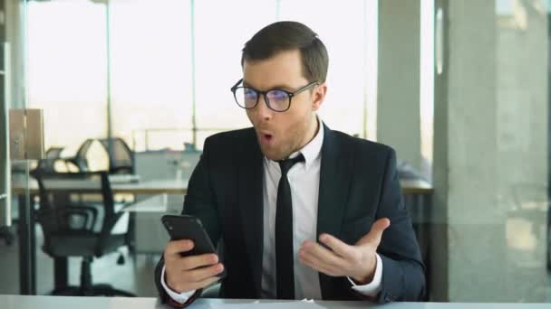 Angry Boss Shouts Employee While Looking Phone Dismisses Subordinate Businessman — Stockvideo