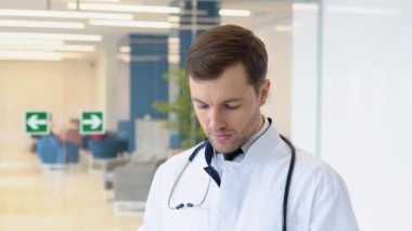 Erkek doktor modern bir kliniğe tedavi için davet edildi