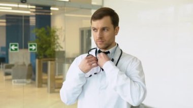 Koridorda klinikte duran erkek doktor. Hastanede mükemmel bir tıbbi hizmet. Tıp ve sağlık hizmetleri kavramı.
