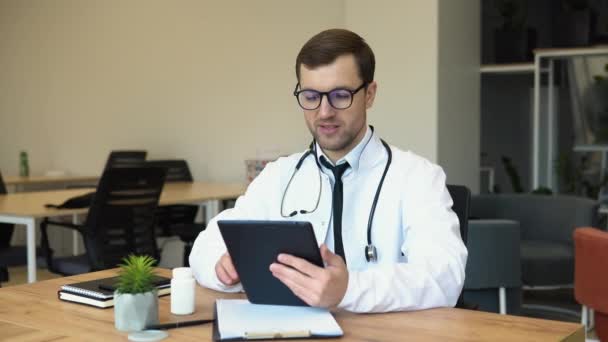 Portrét Muže Lékaře Uniformě Zdravit Line Pacienta Obrazovce Tabletu Sedí — Stock video