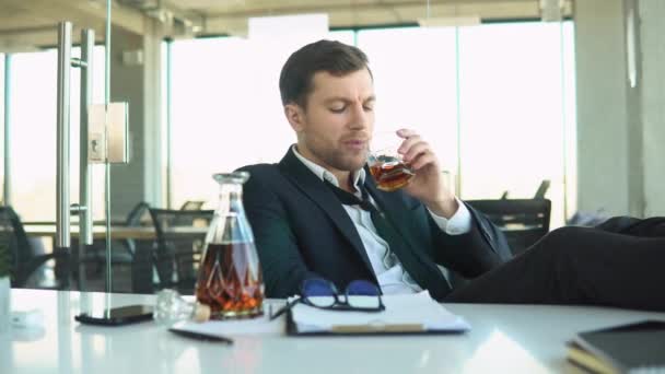 Ung Affärsman Som Dricker Från Stress Arbetsplatsen — Stockvideo
