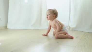 Gezinme erkek bebek evde katta gülümseyen