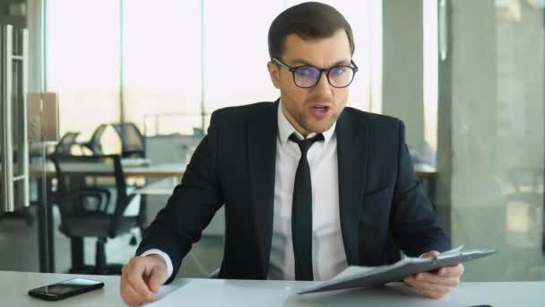 Angry Boss Shouts Camera Employee Dismisses Subordinate Businessman Business Suit — Vídeo de Stock