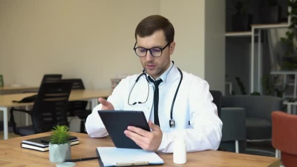 Portrét Muže Lékaře Uniformě Zdravit Line Pacienta Obrazovce Tabletu Sedí — Stock video
