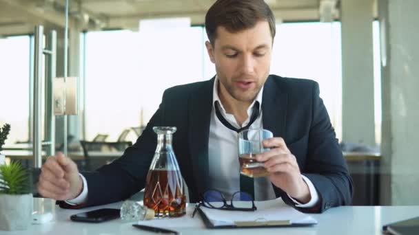 職場でストレスから飲む若いビジネスマン — ストック動画