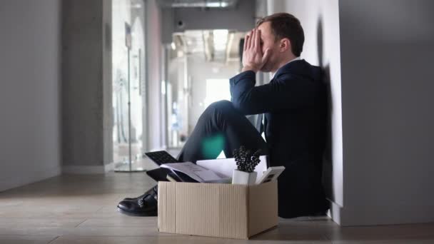 Fired Business Man Employee Sitting Frustrated Upset Hallway Office Dismissal — Videoclip de stoc