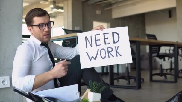Entlassene Arbeiter Mit Einem Pappschild Plakat Brauchen Arbeit Trauriger Depressiver — Stockvideo