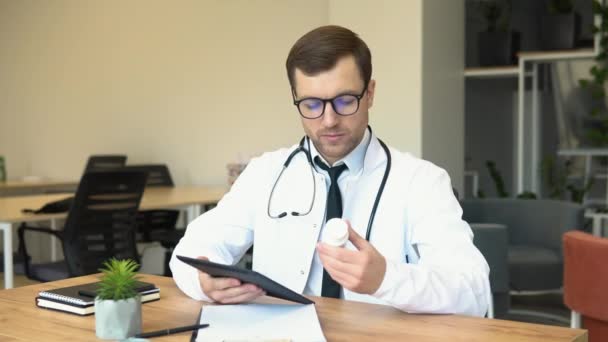 Mężczyzna Lekarz Wypił Tabletkę Podczas Pracy Nad Tabletką — Wideo stockowe