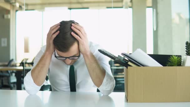 Man Dismissal Guy Lost Job Fired Manager Company Dismissal Box — Vídeo de stock