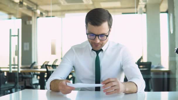 Upset Annoyed Young Businessman Employee Reading Letter Working Correspondence Frustrated — Vídeo de stock