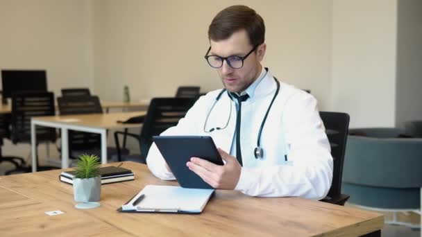 Gefrustreerde Volwassen Dokter Wit Uniform Met Stethoscoop Gezicht Met Handen — Stockvideo