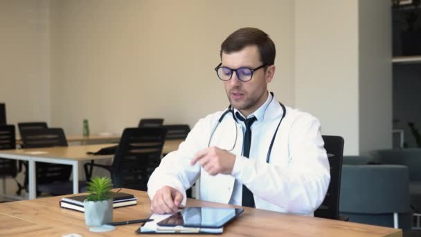 Stresli Olgun Beyaz Üniformalı Steteskoplu Elleri Kapalı Hastanede Çalışma Masasında — Stok video