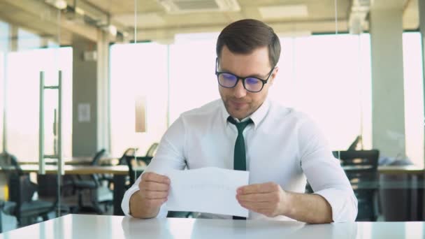 Upset Annoyed Young Businessman Employee Reading Letter Working Correspondence Frustrated — Vídeo de stock