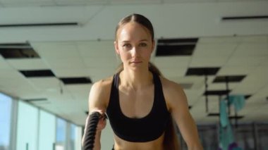 Güçlü kadın ile savaş egzersiz spor salonunda ipleri. Savaş ip egzersiz spor salonunda yapıyor atlet