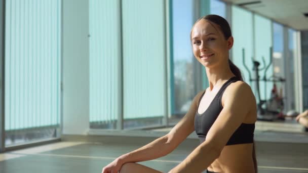 Porträtt Vacker Självsäker Atletisk Kvinna Gymmet — Stockvideo