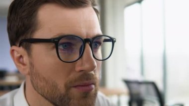 Gözlük takan kripto tüccarı bilgisayar ekranına bakıyor gözlüklere yansıyor borsa finansal veri grafiklerini analiz ediyor. Gözlük yansıması ile gözlerinizi kapatın..