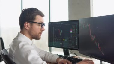 Borsa veya kripto döviz piyasası düşüşü tarafından hayal kırıklığına uğratılan bir tüccar. Bitcoin düşüyor. Kripto para piyasası çöktü. Bitcoin düşüşü. Kripto para sıkıntısı