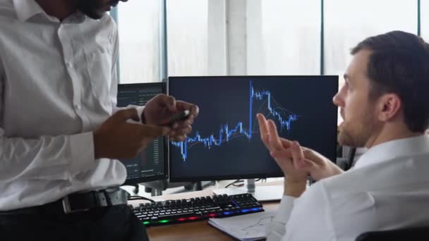 Analitycy Różnych Menedżerów Handlowcy Omawiający Rynek Wzrostu Finansowego Przy Biurku — Wideo stockowe