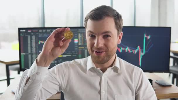 Homem Satisfeito Segurando Bitcoin Dourado Sua Mão Contra Pano Fundo — Vídeo de Stock