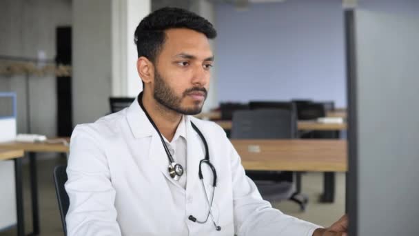Indiai Medikus Diák Gyakorolja Napozó Osztályban — Stock videók