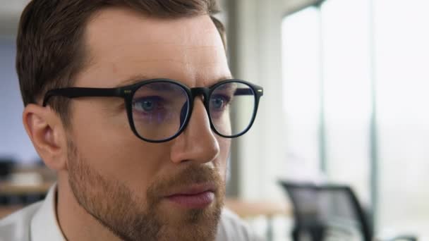 Crypto Comerciante Con Gafas Que Trabajan Mirando Pantalla Computadora Que — Vídeo de stock