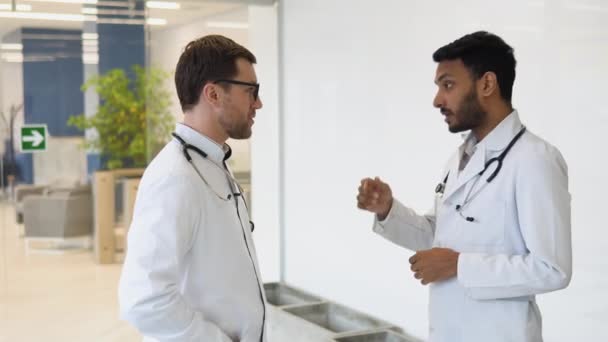 Medizinisches Multiethnisches Personal Diskutiert Auf Einem Krankenhausflur Indische Und Kaukasische — Stockvideo