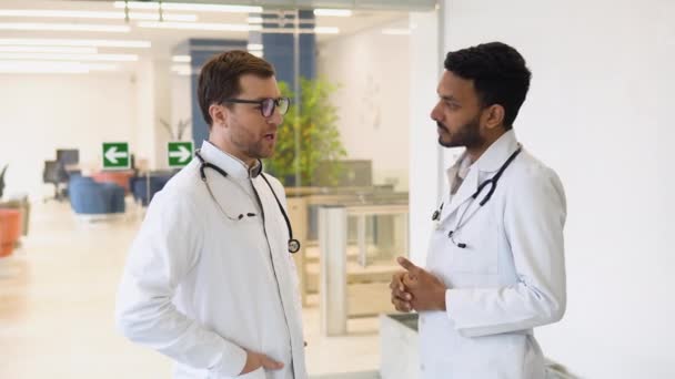 Medical Multiethnic Staff Having Discussion Hospital Hallway Indian Caucasian Smiling — Stockvideo
