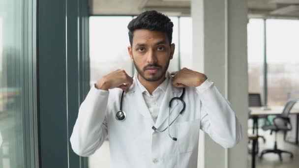 Indian Pakistani Male Doctor Standing Clinic Perfect Medical Service Hospital — Stockvideo