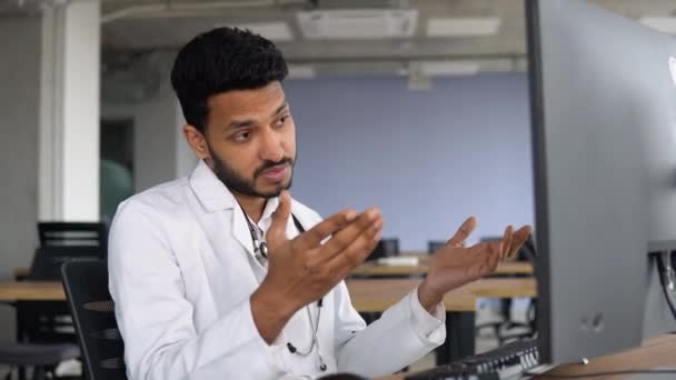 Retrato Homem Indiano Médico Falando Com Paciente Line Tela Sentado — Vídeo de Stock