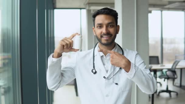 Indian Pakistani Male Doctor Standing Clinic Perfect Medical Service Hospital — Vídeo de Stock